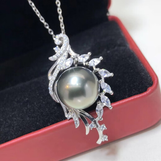 Fashion Tahitian seawater black pearl pendant, round and bright design, fashionable and elegant, showing the charm of the upper body.