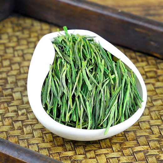 Hand in hand New Year gift box Zhejiang Huzhou Mingqian Spring Special White Tea 2024 New Tea High Mountain High-end Green Tea 58 Yuqian first-class high-quality gift box