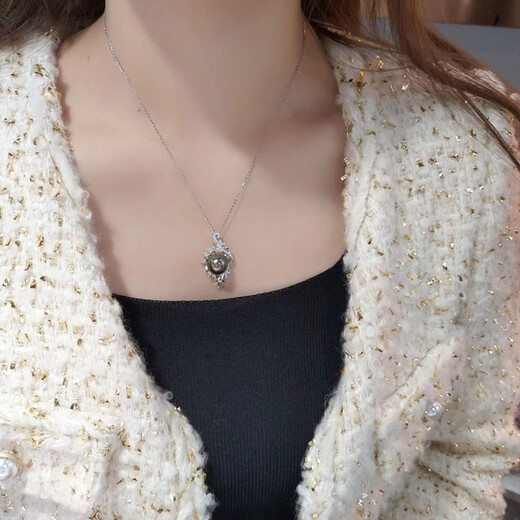 Fashion Tahitian seawater black pearl pendant, round and bright design, fashionable and elegant, showing the charm of the upper body.