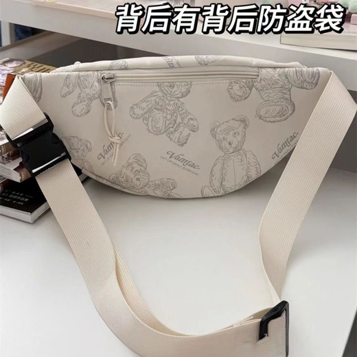 斐月伽斜挎包男日系ins胸包大容量腰包手机包运动单肩包女简约少女挎包 米白色（含玩偶+3徽章）