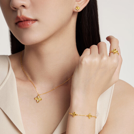 Chow Tai Fook four-leaf clover gold earrings for women pure gold earrings for girlfriend (labor cost 260) EOF1314 pure gold about 2.20g