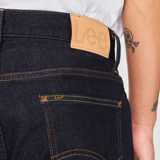 Lee Zhang Linghe endorses the same style of comfortable mid-rise tapered brushed men's jeans in the mall, trendy and washed 34