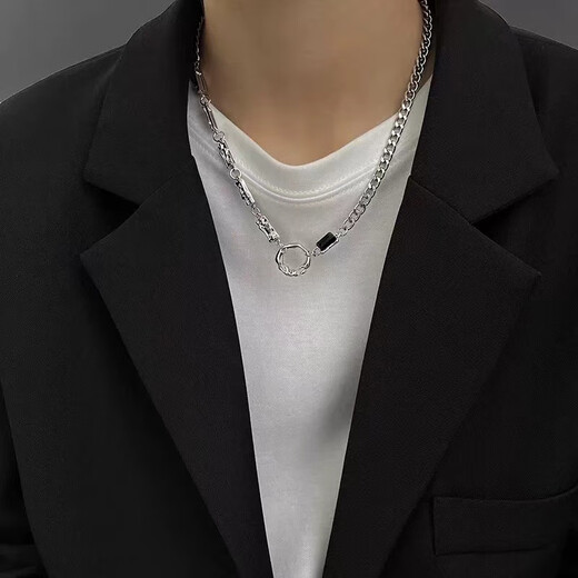 Niedlich Keduo Hip-Hop hübsch schwarze Steinring Männer und Frauen Nische High-End-Design Sinn Sinn für Männer Halskette Persönlichkeit Trendy Herrenanhänger Accessoires Persönlichkeit Unregelmäßige Halskette