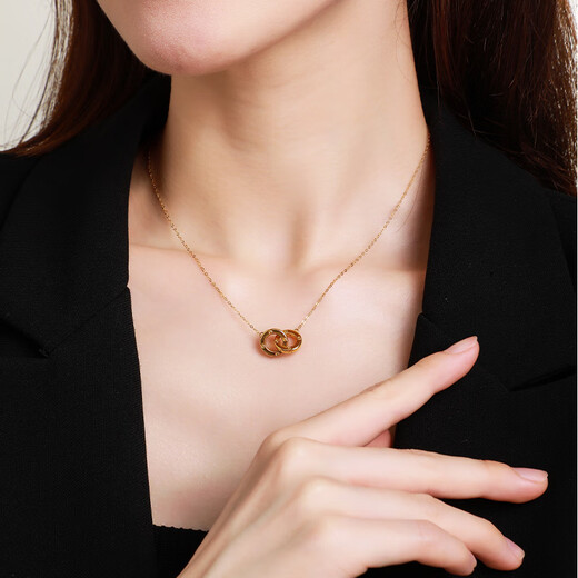 Chow Tai Sang 18K gold interlocking necklace for women, fashionable, light luxury and high-end, give your girlfriend a birthday gift, interlocking chain set (free gift box)