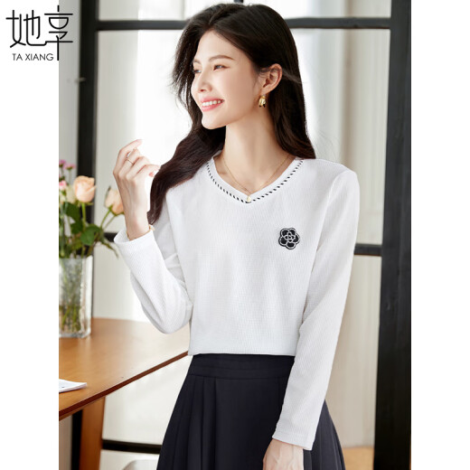 She enjoys long-sleeved T-shirt women's V-neck waffle style versatile flower embroidered white bottoming shirt top T141T2847