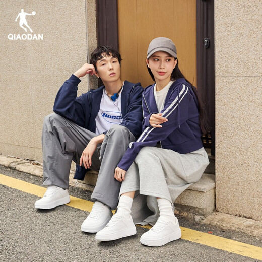 Zapatos para hombres de cinco centímetros, zapatos blancos bajos, zapatos deportivos casuales de altura de moda y versátil