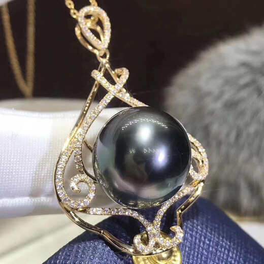 Tingbai's origin is Tahiti black pearl pendant, malachite green pendant, strong luster, noble atmosphere and high quality.