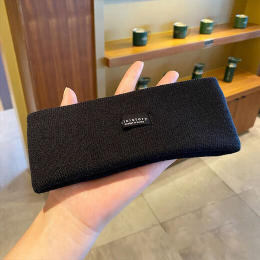 Qiao Meiting wears a hat at night for women to keep her head warm and protect her forehead with a light-shielding hood with a windproof and forehead-shielding hood. Labeled black hairband