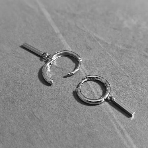 Core luxury men's silver earrings for ear piercing, high-end sense, niche sense for boys, handsome men's fashion pendant earrings, a pair