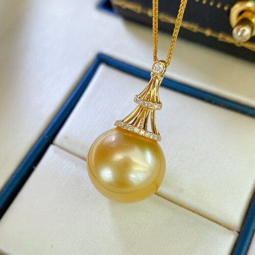 Shengbei 13-14mm South Sea gold bead pendant, nearly perfectly round, strong light and slightly blemished, 18K inlaid with diamonds, a gift for your lover, with a silver chain.