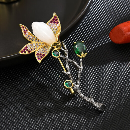 Ancient Hetian jade magnolia brooch, high-end ladies corsage design, niche brand luxury suit pins and accessories, hotan jade magnolia brooch