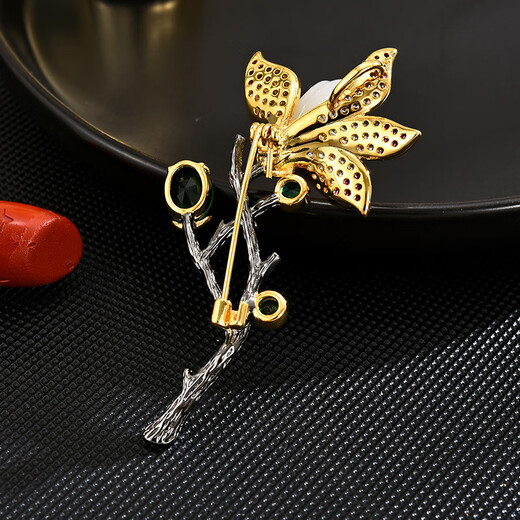 Ancient Hetian jade magnolia brooch, high-end ladies corsage design, niche brand luxury suit pins and accessories, hotan jade magnolia brooch