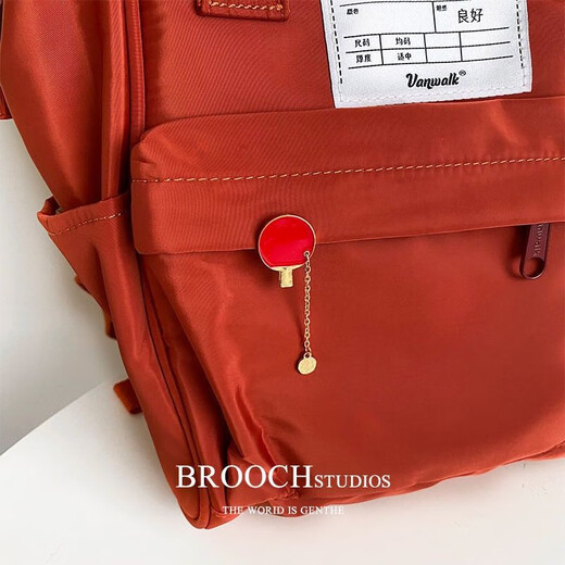 Badminton and table tennis racket brooch 2023 new trendy sports personality metal badge male student schoolbag pin buckle badminton + racket