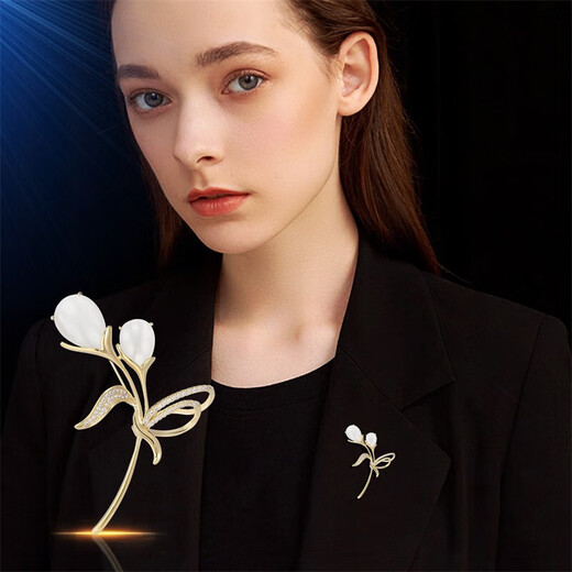 Ancient brooch, high-end women's light luxury corsage gift box, exquisite niche pin, silk scarf button, birthday gift for women, practical three-piece set of bright brooch