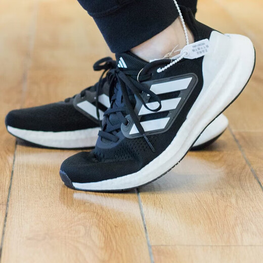 Adidas Herrenschuhe Frühling und Herbst Neue PureBoost23 Laufschuhe schockabsorbierende Masche atmungsaktive Sportschuhe IF4839 Schwarz und Weiß 40,5 (250 mm)