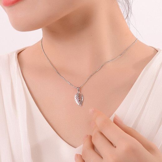 Yuan Shengfu's new PT950 high-quality fashionable leaf platinum pendant, shiny and versatile platinum necklace, 1.33 grams (individual pendant, not including necklace)