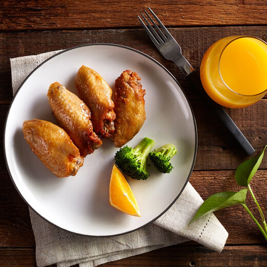 2Jin Jin in CP Zhengda Food's large chicken wings is equal to 0.5 kg. About 30-40g in a single wing. Net weight of chicken wings in Braised Coke BBQ