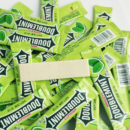 Green Arrow Original Mint Chewing Gum, about 100 pieces in a bag, to freshen your breath after a restaurant meal