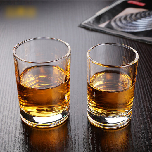 Fanji 6-piece set of liquor and strong beer glass wine glasses for bar and home drinking utensils. Six-piece thickened lotus cups, 135ml, two and a half