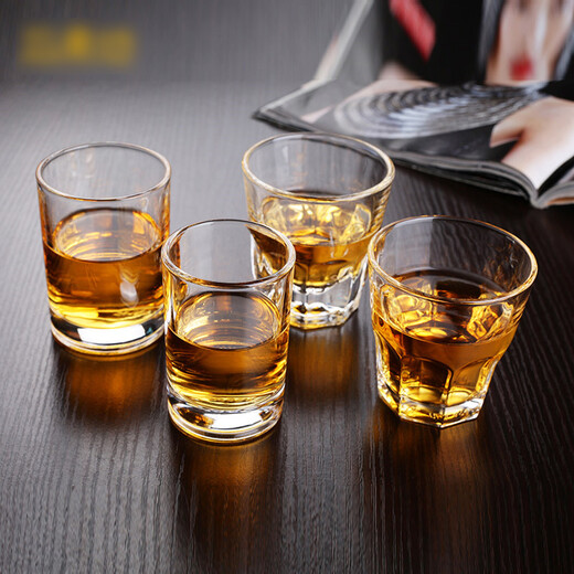 Fanji 6-piece set of liquor and strong beer glass wine glasses for bar and home drinking utensils. Six-piece thickened lotus cups, 135ml, two and a half