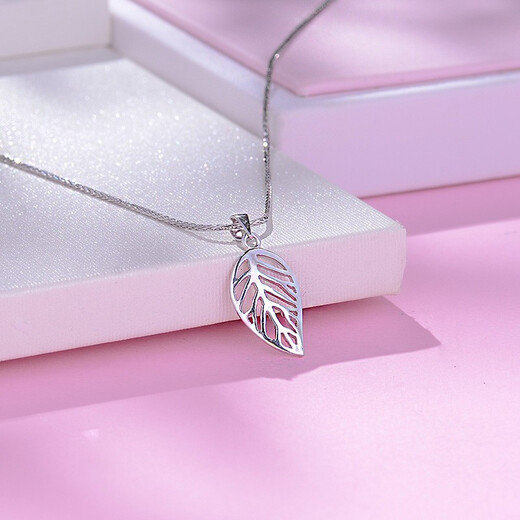 Yuan Shengfu's new PT950 high-quality fashionable leaf platinum pendant, shiny and versatile platinum necklace, 1.33 grams (individual pendant, not including necklace)
