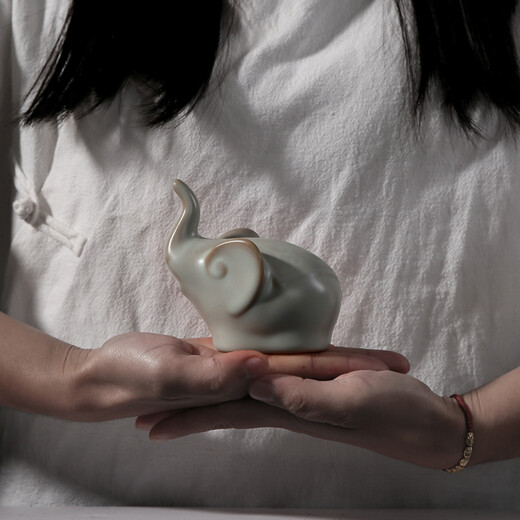 Guanjie Taiwan Guanjie Ru Kiln tea pet small ornaments become golden wires and copper wires and continue to open after being raised. Ru porcelain tea plays with peace and harmony.