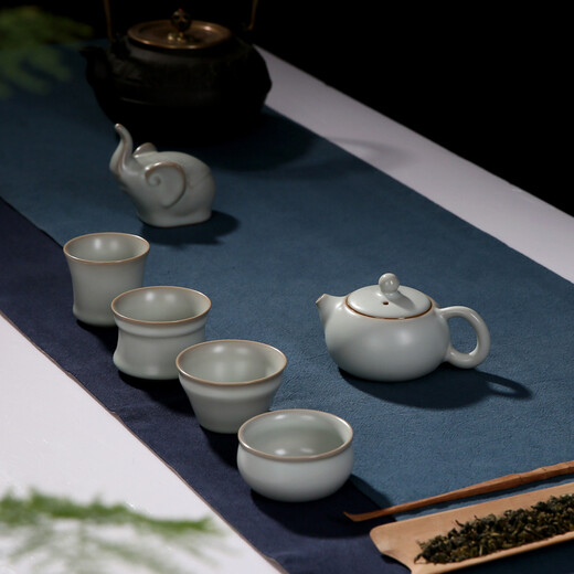 Guanjie Taiwan Guanjie Ru Kiln tea pet small ornaments become golden wires and copper wires and continue to open after being raised. Ru porcelain tea plays with peace and harmony.