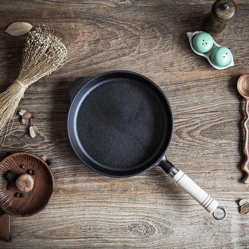 Dianjiang flat-bottomed frying pan cast iron steak frying pan uncoated breakfast omelette cast iron pan not easy to stick 22cm wooden handle frying pan