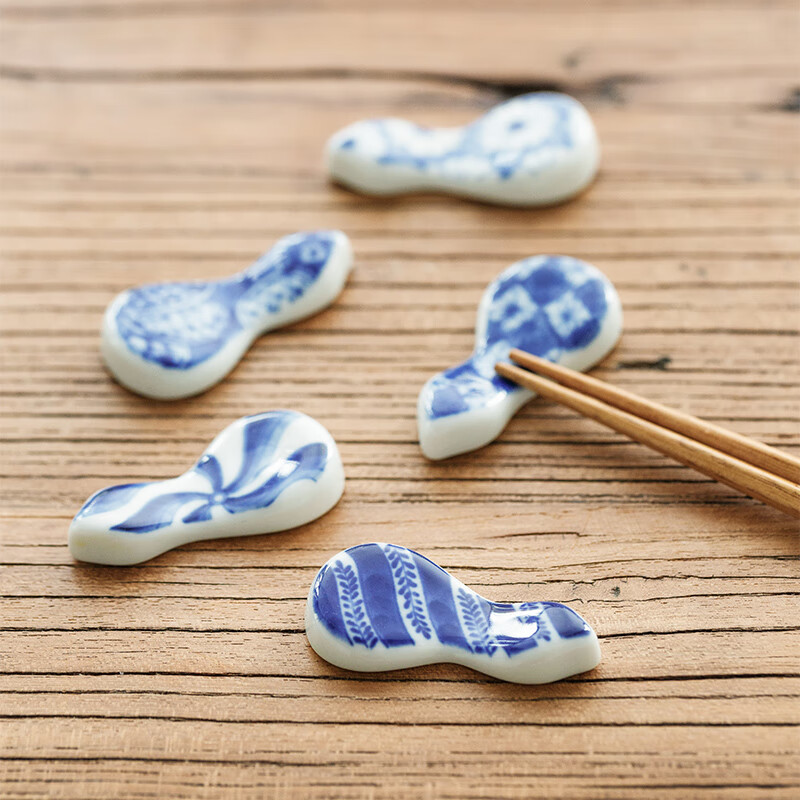Chiyoyuan imported from Japan Blue Rintang ceramic chopstick holder chopstick holder Japanese-style household chopstick holder chopstick pillow single chopstick holder cutlery holder A1 pill-shaped Nobuku text 1