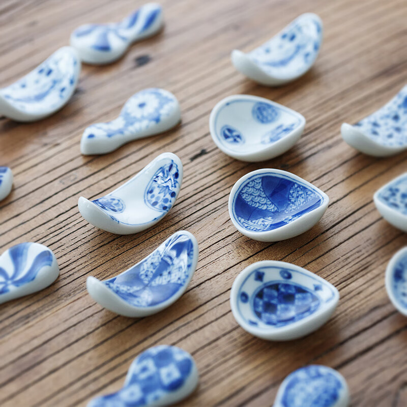 Chiyoyuan imported from Japan Blue Rintang ceramic chopstick holder chopstick holder Japanese-style household chopstick holder chopstick pillow single chopstick holder cutlery holder A1 pill-shaped Nobuku text 1