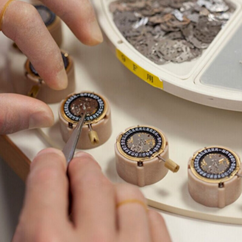 Swiss Emilon watch repair shop. Emilion watch repair and maintenance. Battery replacement. Watch mirror replacement. Watch strap replacement. Watch repair. Replacement of ordinary watch strap.