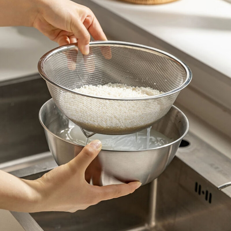 Home KATEI STORY Kitchen 304 stainless steel leaky basin household food-grade vegetable sink drain basket rice washing artifact double-layer rice washing sieve drain basket + stainless steel basin (22cm)