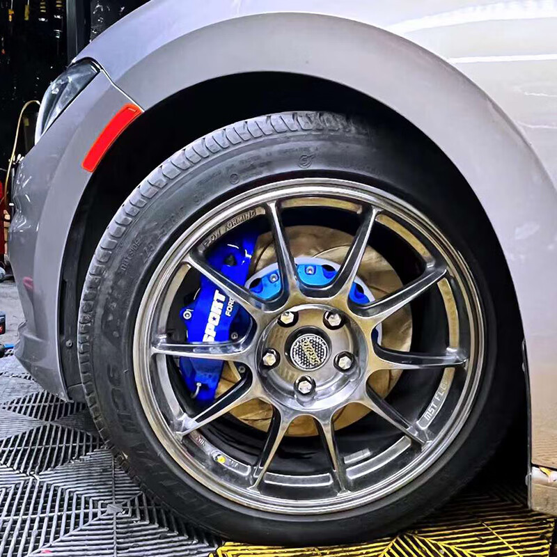 TTSPORT5440 brake caliper upgrade and modification kit is suitable for Yingshi Penang Xila Corolla Magotan Kia K5 TT5440 with 330 discs. The Hetou bridge code is black by default.