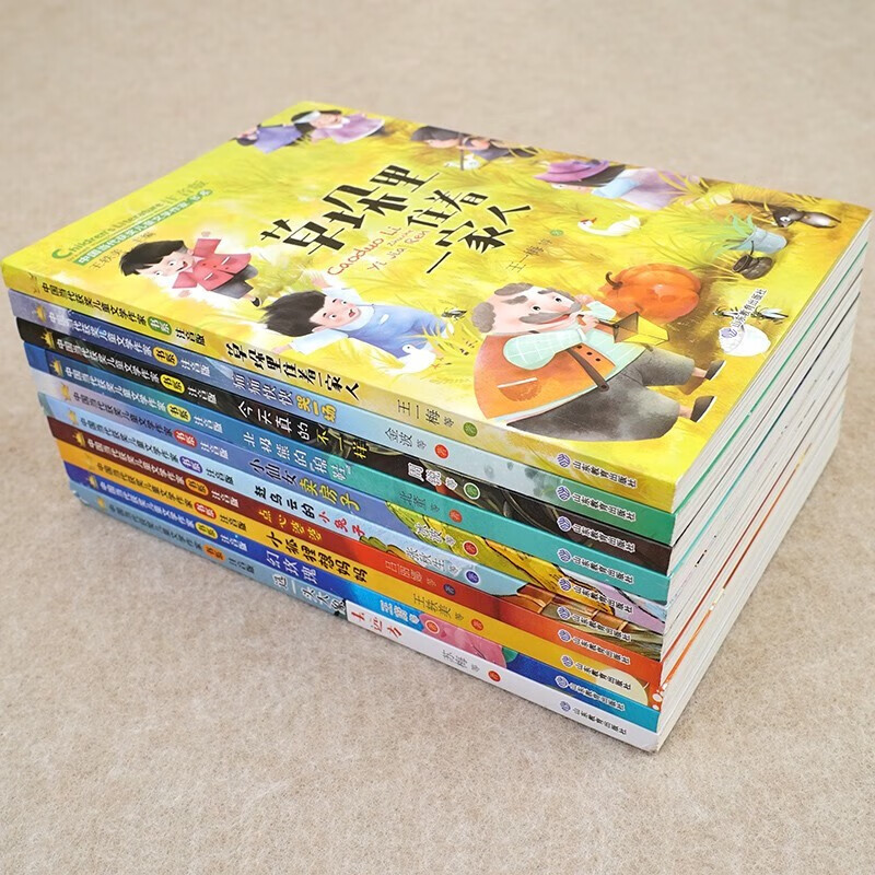 Chinese contemporary award-winning children's literature writer's book series phonetic version gift box first volume complete set of 10 official genuine books. Must-read extracurricular books for primary school students in first and second grade. Teacher recommended classic books, fairy tale books with pinyin readings. Jingdong Books. Teacher recommended children's literature books for 6-9-12 years old. There is a family living in the haystack.