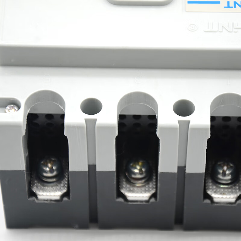 Chint (CHNT) molded case circuit breaker NM10 air switch 100A150A200A400A630A air switch 3P 150A