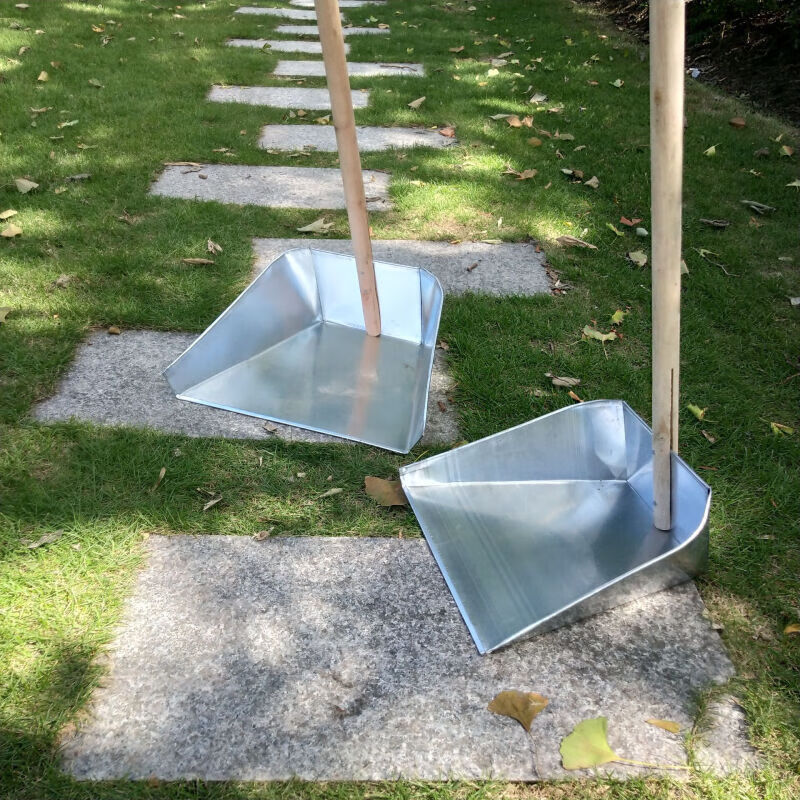 Wooden handle dustpan, sweeper, iron dustpan, sanitation bucket, garbage bucket, ash bucket, iron shovel, old wooden handle dustpan/extra large