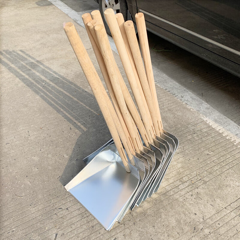 Wooden handle dustpan, sweeper, iron dustpan, sanitation bucket, garbage bucket, ash bucket, iron shovel, old wooden handle dustpan/extra large