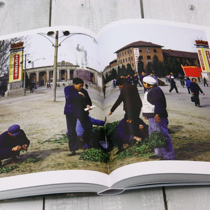 Xinhua Genuine China in Early Spring (Soft Hardcover Edition) Kubota Hiroshi Historical Picture Album Film China Documentary Photography Houlang