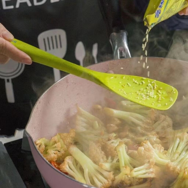 Food grade silicone spatula, non-stick pan, cooking spoon, small spatula, food supplement, frying spatula, salad spatula, household high temperature resistant kitchen utensil spatula, random color salad concave spatula 1