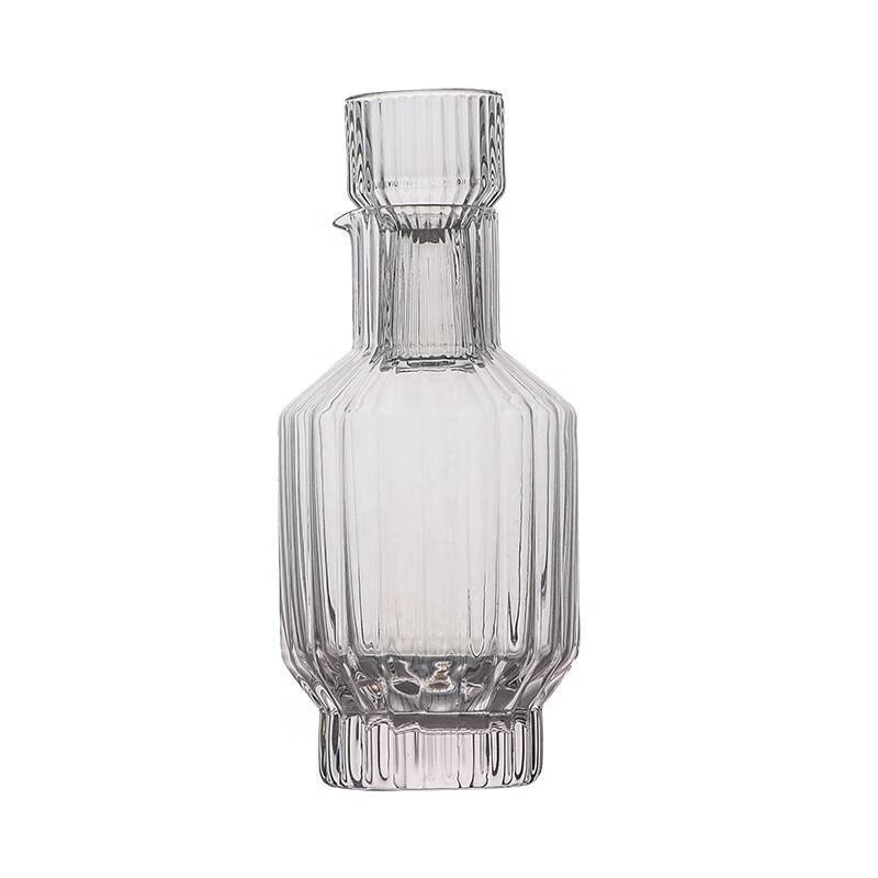 The shopkeeper's striped white wine glass set is creative, light luxury, high-looking, and divided into wine bottles for home use. One cup, one cup, one cup, one cup, one cup, one cup.