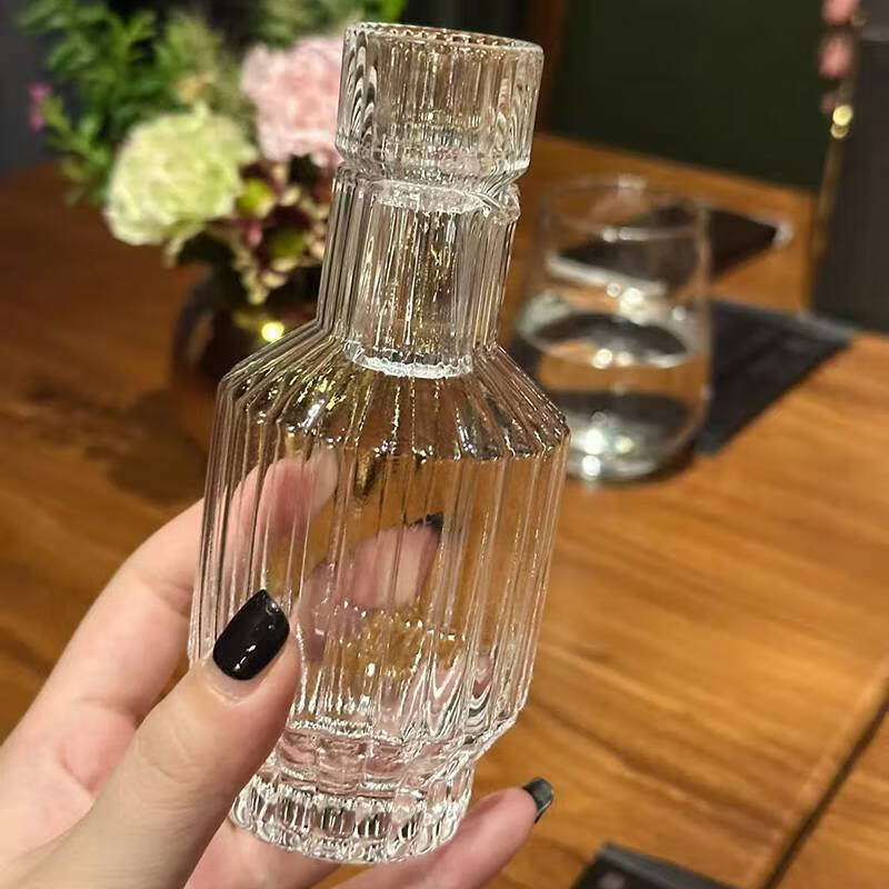 The shopkeeper's striped white wine glass set is creative, light luxury, high-looking, and divided into wine bottles for home use. One cup, one cup, one cup, one cup, one cup, one cup.