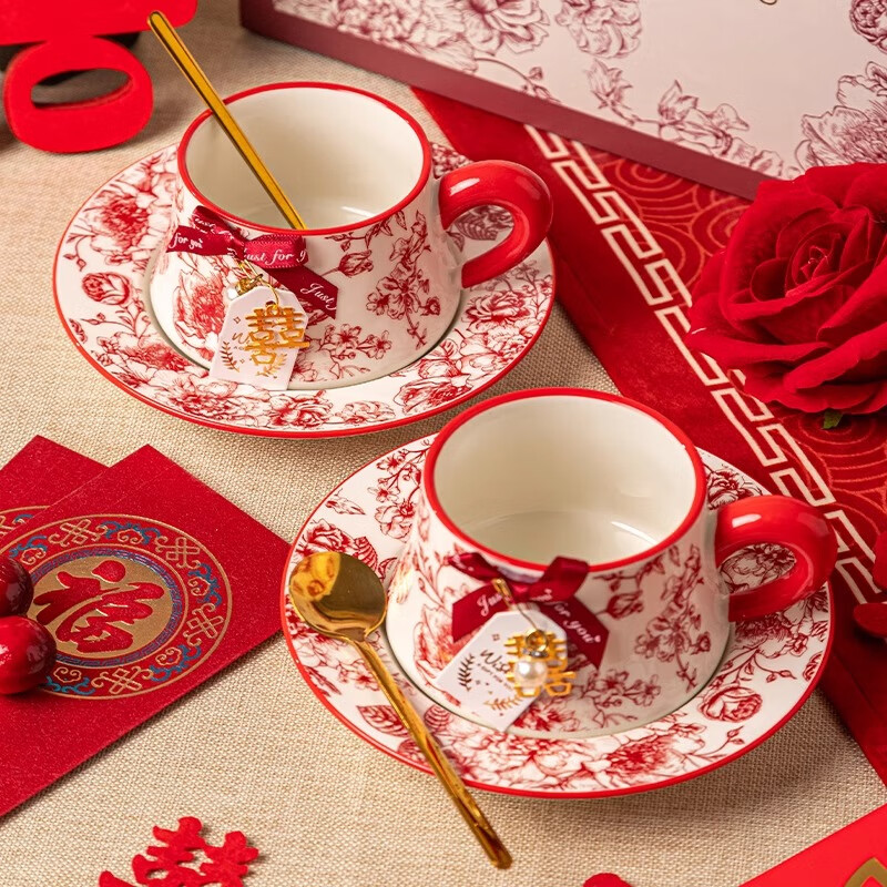 Persson's wedding and engagement gifts are high-end souvenirs for the newlyweds, and coffee cups and saucers are gift boxes for besties.