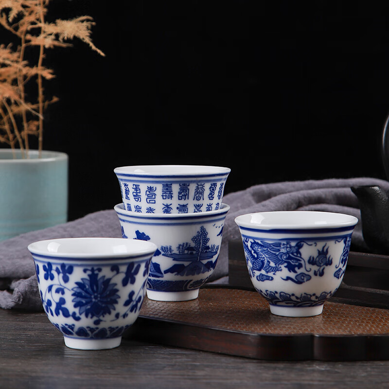 Fantasy blue and white porcelain 5-piece spirit cup, household small wine cup, Chinese-style ceramic white wine cup, sacrificial offering wine cup, blue and white dragon pattern 50ml medium wine cup, 5 pieces