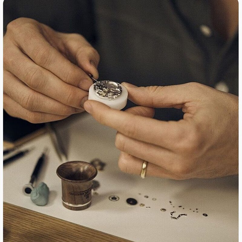 Watch repair, movement maintenance and repair, watch mirror, segment and accessories replacement, refurbishment, cleaning and polishing, accessories replacement