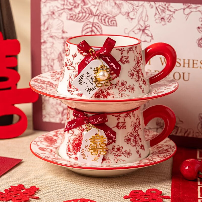 Persson's wedding and engagement gifts are high-end souvenirs for the newlyweds, and coffee cups and saucers are gift boxes for besties.