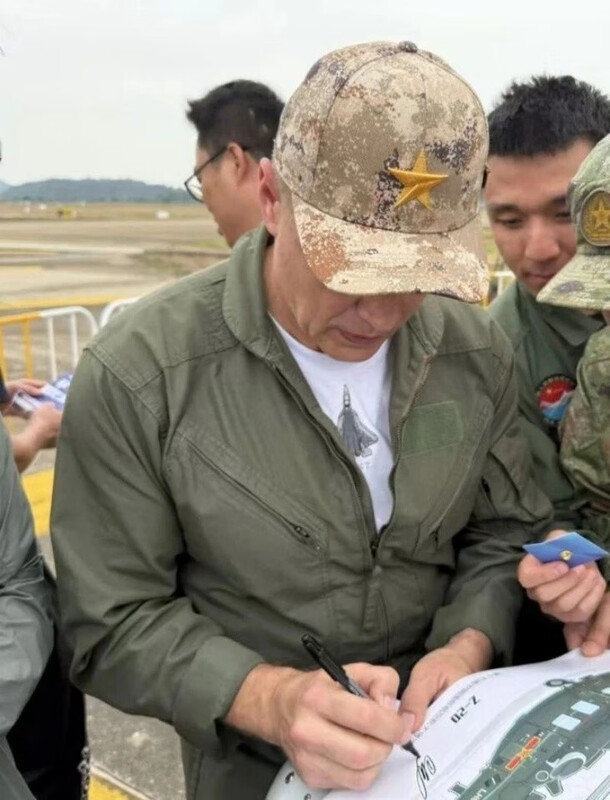 First release on the whole network Jingdong collection gift box version Sword in the sky Chinese Air Force fighter map Flying dragon in the sky Three dual-purpose refrigerator magnets with badges CCTV military limited edition camouflage hat Sergey and Bogdan's same style Great country's important weapon Official CCTV military gift Double-day gift for boys and girls New Year's gift