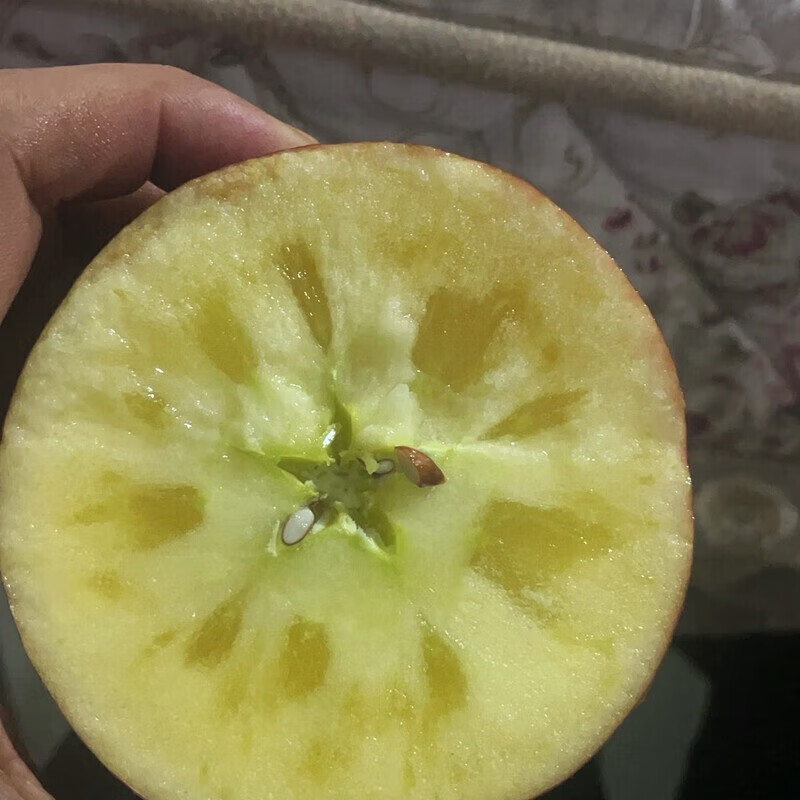 Jingxijia authentic Zhaotong rock candy heart apples are crisp, sweet and juicy. The whole box is 2 pounds of A+ grade medium fruit. The fruit diameter is 70-75.