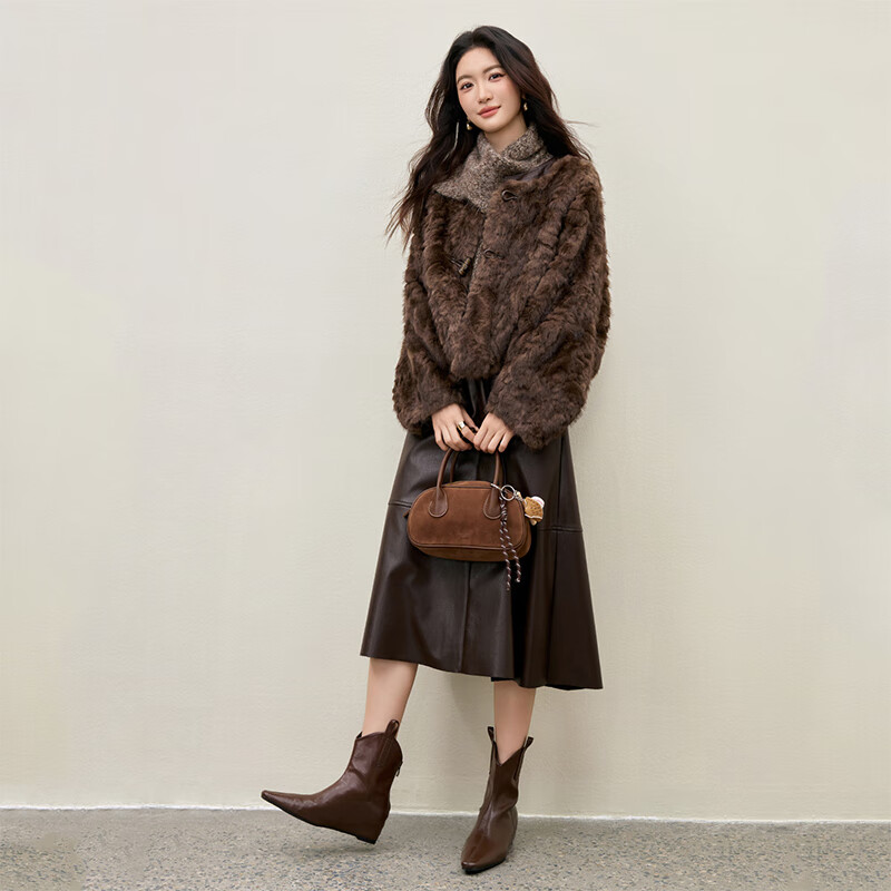 Shandubila Western Style Retro Style Plush Jacket Women's Winter Warm Round Neck Short Coat Contrast Color Horn Button Loose Shoulder Top