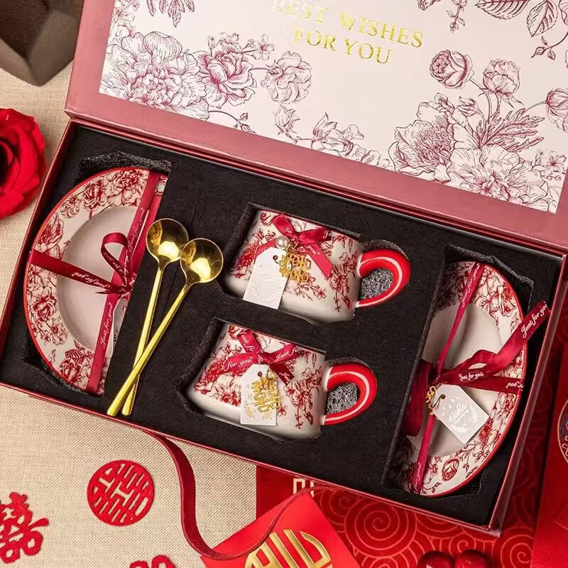 Persson's wedding and engagement gifts are high-end souvenirs for the newlyweds, and coffee cups and saucers are gift boxes for besties.