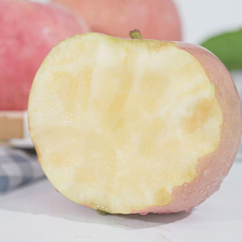 Yuncheng Apple Shanxi Yuncheng Fuji Ugly Apple Linyi Film Bag Apple Crisp, Sweet and Juicy Whole Box Pallet Packed with Box 1 Jin Small Fruit Color Box (65-70mm)